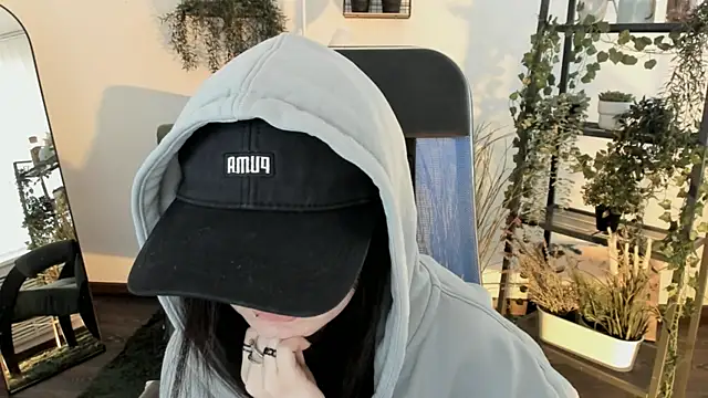 Elainebeness élő XXX-chatje