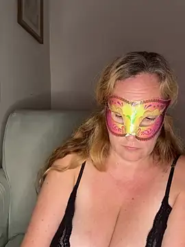 Pokazy przed kamerką – largeboobies30