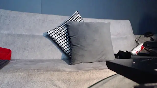 dirty_27cms: διαδικτυακό  σόου στην κάμερα