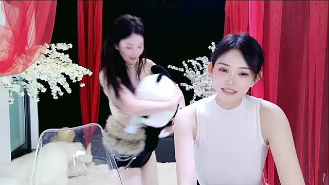 Banana-Milk69: διαδικτυακό σόου στην κάμερα