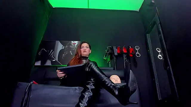 MiaaNoir live XXX chat