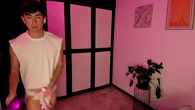 Онлайн чат XXX sweettaaron01