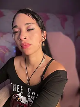 Sasha-firee: διαδικτυακό σόου στην κάμερα