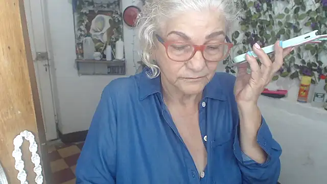 แชท XXX สดของ FunnyGrandma