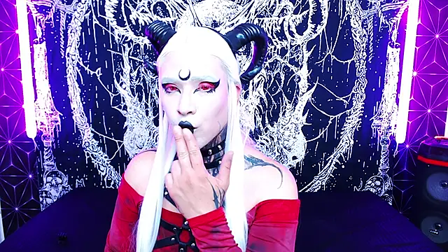 naomi_satan Show in webcam