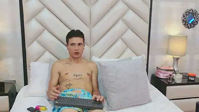 ChloeAndJeanPaul Live XXX-Chat