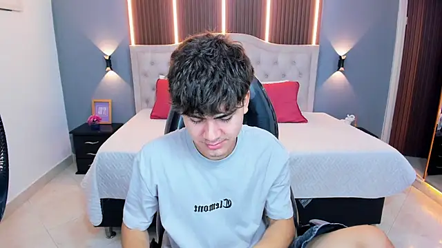 Tommy18__: онлайн-секс-чат