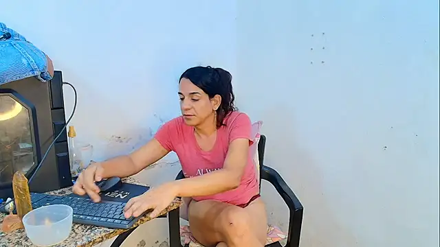 Oh_Tique élő XXX-chatje