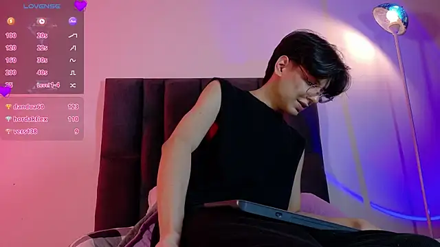 Show modela lui_x_dust na web-kameri