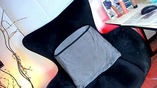 MargaretQualley: онлайн-секс-чат