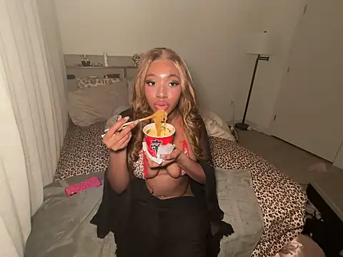 ebonydolled Show in webcam