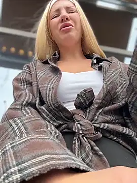 NewLale: διαδικτυακό σόου στην κάμερα