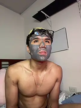 CreamKingg: διαδικτυακό σόου στην κάμερα