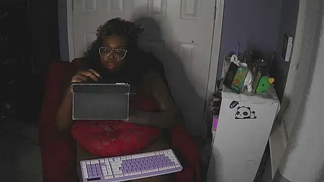 Pertunjukan Kamera Web UriUniverse69