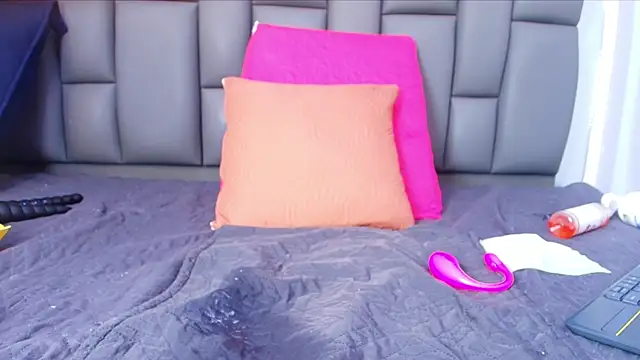 melany_roberts_ Show in webcam