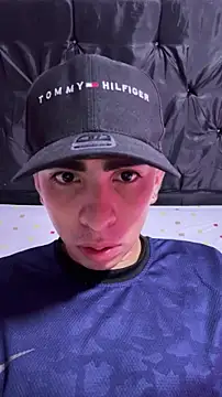 michaell_twinkk Show in webcam