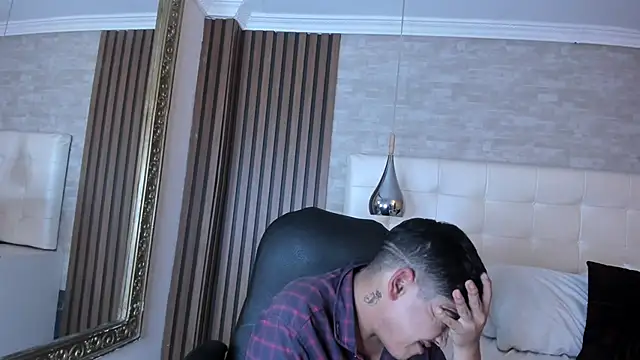 MikeHuddson Show in webcam