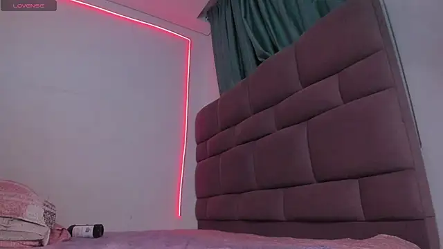 XXX chat uživo modela maazikeenx