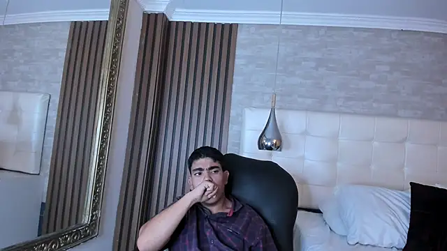 MikeHuddson Show in webcam