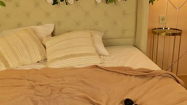 AdoraCortes: онлайн-секс-чат