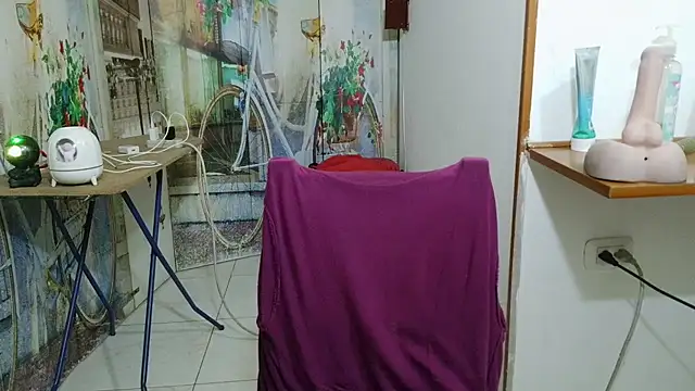 curly_greeneyed live XXX chat