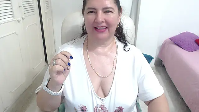 leonela_69 即時 XXX 聊天