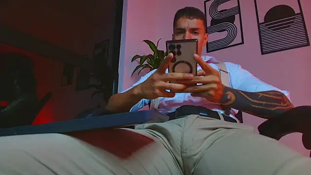 Pertunjukan Kamera Web ALPHA_DOMINUS_