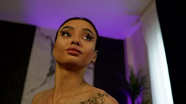 RachelRavee: διαδικτυακό σόου  στην κάμερα