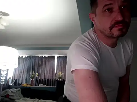 Chat XXX en directo de MisterFaithRO