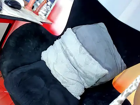 Show modela MargaretQualley na web-kameri