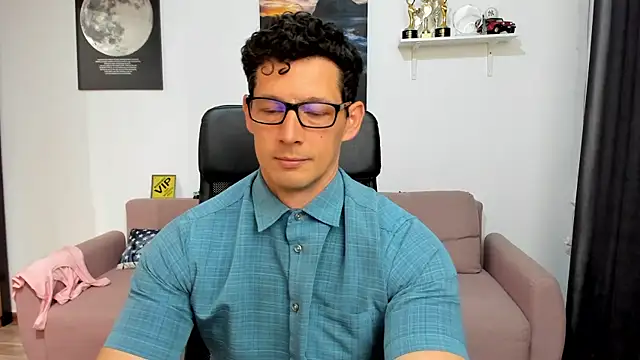 BrutusK08: διαδικτυακό σόου στην κάμερα