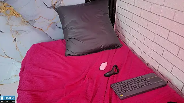 MaeveKuro – Kamerová šou