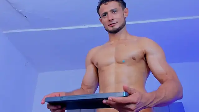 Show modela Adonys_Lewis_ na web-kameri