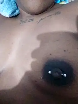 Jennyy31: διαδικτυακό σόου στην κάμερα