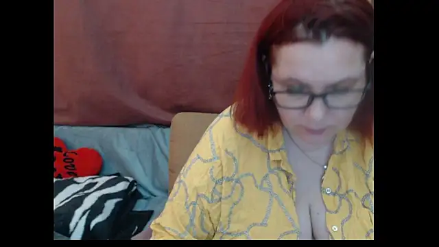 PlayfullMature Show in webcam