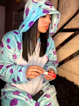 Pertunjukan Kamera Web Laura-Khalifa