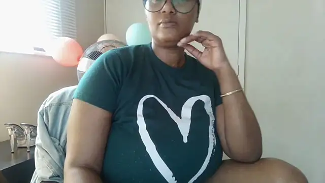 Lakwanda: διαδικτυακό σόου στην κάμερα