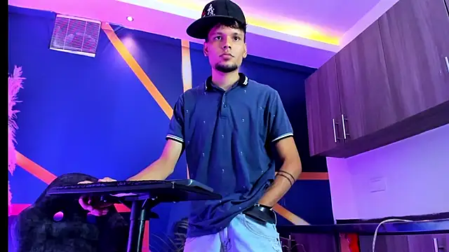 Iam_steven_: διαδικτυακό σόου στην κάμερα