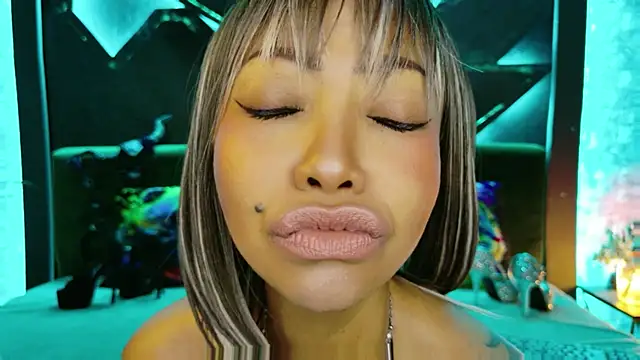 ElyaQuinn élő XXX-chatje