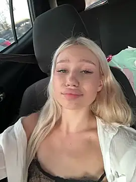 Kiss_Auroraa: διαδικτυακό σόου στην κάμερα