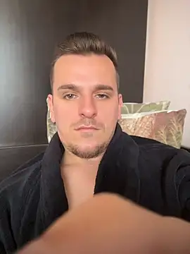 Huge_cock22cm webkamerás műsora