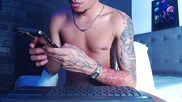 Romancartier_1: διαδικτυακό σόου στην κάμερα