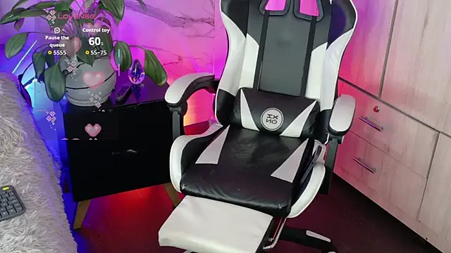 Show modela Saimonvela na web-kameri