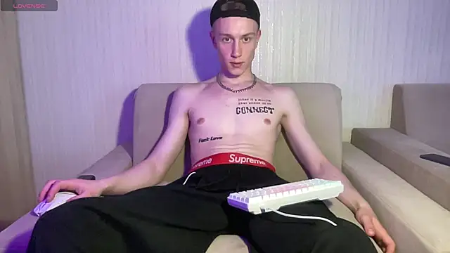 Show modela Travis_Gracile na web-kameri