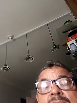 Misterymem63: διαδικτυακό σόου στην κάμερα