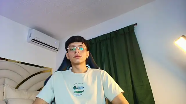 Milo_Storm: вебкам-шоу