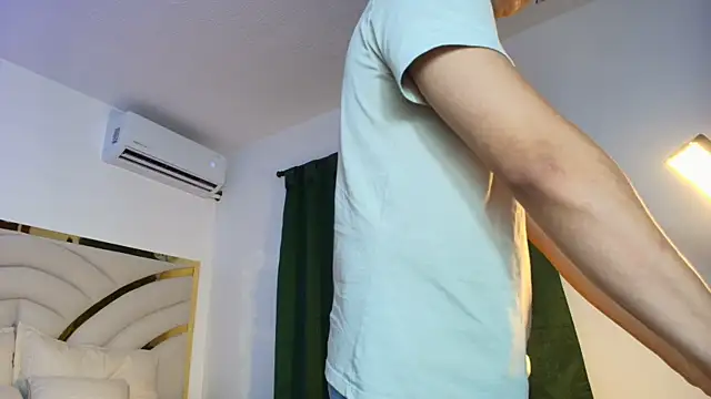 Milo_Storm: διαδικτυακό σόου στην κάμερα