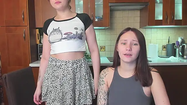 Pokazy przed kamerką – HotCaramellsTV