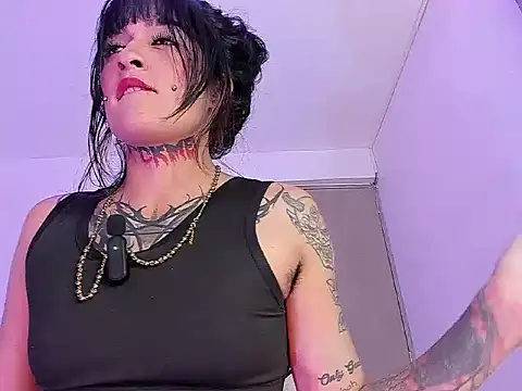 Chat +18 de sarah_benjjaminn ao vivo