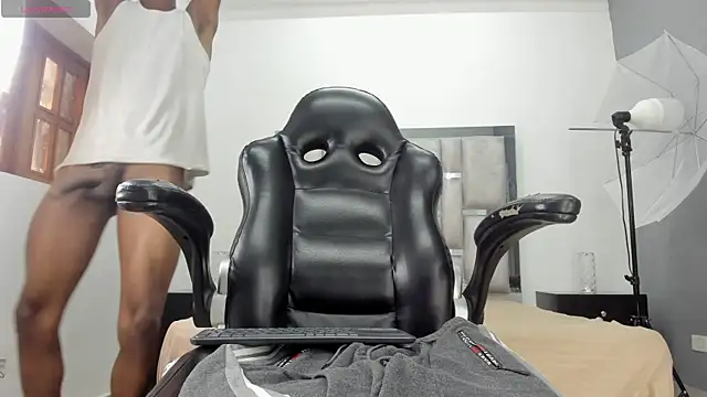 khris__evans: διαδικτυακό σόου στην κάμερα